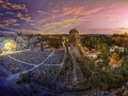 Open-Air-Theater in Steinbruch mit beleuchteter Bühne und Publikum bei Sonnenuntergang.