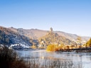Burg auf Hügel am Flussufer im Winter.
