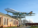 Flugzeug auf einem Museumsgelände ausgestellt.
