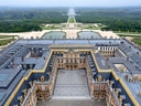 Luftaufnahme des Schlosses Versailles und seiner Gärten.