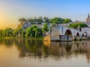 Ansicht der Pont d'Avignon und Papstpalast bei Sonnenuntergang.