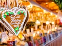 Lebkuchenherz auf Weihnachtsmarkt mit Hintergrundbeleuchtung.