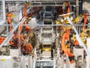 Industrieroboter arbeiten an einer Autofabrikmontagelinie.
