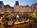 Weihnachtsmarkt mit beleuchteten Buden in historischer Altstadt.