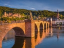 Heidelberger Altstadt mit Brücke und Schloss im Hintergrund.