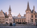 Historische Gebäude am Flussufer in Gent bei Sonnenuntergang.