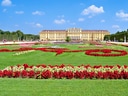 Schloss mit blühendem Gartenvordergrund.