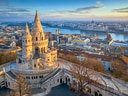 Fischerbastei in Budapest mit Blick auf die Donau und Stadt.