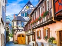 Malerische Fachwerkhäuser in einer historischen Altstadt.