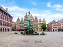 Historischer Platz in Antwerpen mit Brabobrunnen und alten Gebäuden.