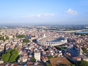 Luftaufnahme einer antiken Arena in einer Stadt mit Fluss.