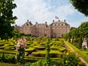 Historische Backsteinvilla mit gepflegtem Garten und Heckenlabyrinth.