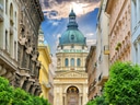 Strasse in Budapest mit Basilika im Hintergrund.