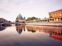Berliner Dom und Fluss bei Sonnenuntergang.
