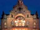 Beleuchtetes historisches Gebäude bei Nacht.