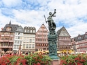 Historische Gebäude und Justitia-Statue in Frankfurt Römer.