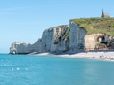 Klippen von Étretat mit Kirche auf dem Hügel.