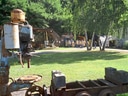 Altes Bergbaugerät im Freien mit Gruppenbesuch im Hintergrund.