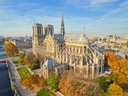 Luftaufnahme der Kathedrale Notre-Dame in Paris im Herbst.