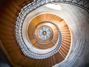 Spiralförmige Steintreppe von unten betrachtet.