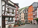Strasse mit Fachwerkhäusern in einer Altstadt.