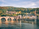 Heidelberg mit Schloss und Alter Brücke über den Neckar.