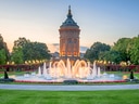 Wasserturm in Mannheim mit Springbrunnen und Gartenanlage.