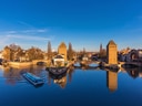 Ponts Couverts in Strassburg mit vorbeifahrendem Boot.