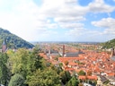 Panorama von Heidelberg mit Neckar, Altstadt und umliegenden Hügeln.