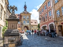 Pflasterstrasse in einer historischen Altstadt mit Menschen.