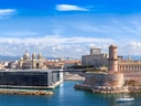 Panorama von Marseille mit Hafen, Gebäuden und blauen Himmel.
