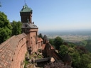 Burg Hochkönigsburg mit Blick auf die Landschaft.