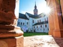 Sonnenlicht strahlt auf ein historisches Gebäude mit Turm.