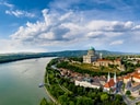 Luftaufnahme einer Stadt mit Fluss und historischer Architektur.