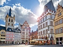 Mittelalterlicher Marktplatz mit alten Gebäuden bei Sonnenschein.