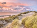 Sanddünen am Strand bei Sonnenuntergang.