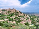 Blick auf das malerische Dorf Gordes in der Provence, Frankreich.