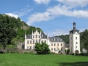 Historisches Schloss mit Turm und Garten.