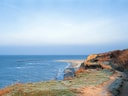 Küste mit Blick auf das Meer und Klippen.