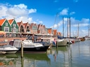 Boote im Hafen vor bunten Häusern.