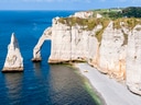 Felsenklippen von Étretat am Meer.