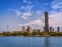 Skyline von Wien mit Donau und Wolkenkratzern.