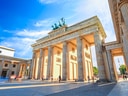 Das Brandenburger Tor an einem sonnigen Tag.