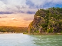 Rheinlandschaft mit Felsen und Abendhimmel.