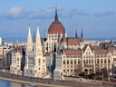 Das ungarische Parlamentsgebäude in Budapest mit Blick auf die Donau.