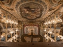 Barocker Opernsaal mit reich verziertem Deckenfresko und Balkonen.