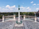 Luftaufnahme vom Heldenplatz, Budapest, mit Denkmal und Kolonnaden.