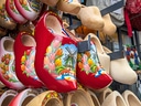 Rote holländische Holzschuhe mit Tulpenmotiv.