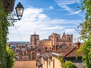 Blick auf Kathedrale und Altstadt mit blauen Himmel.