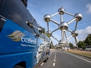 Reisebus auf Strasse neben Atomium in Brüssel.